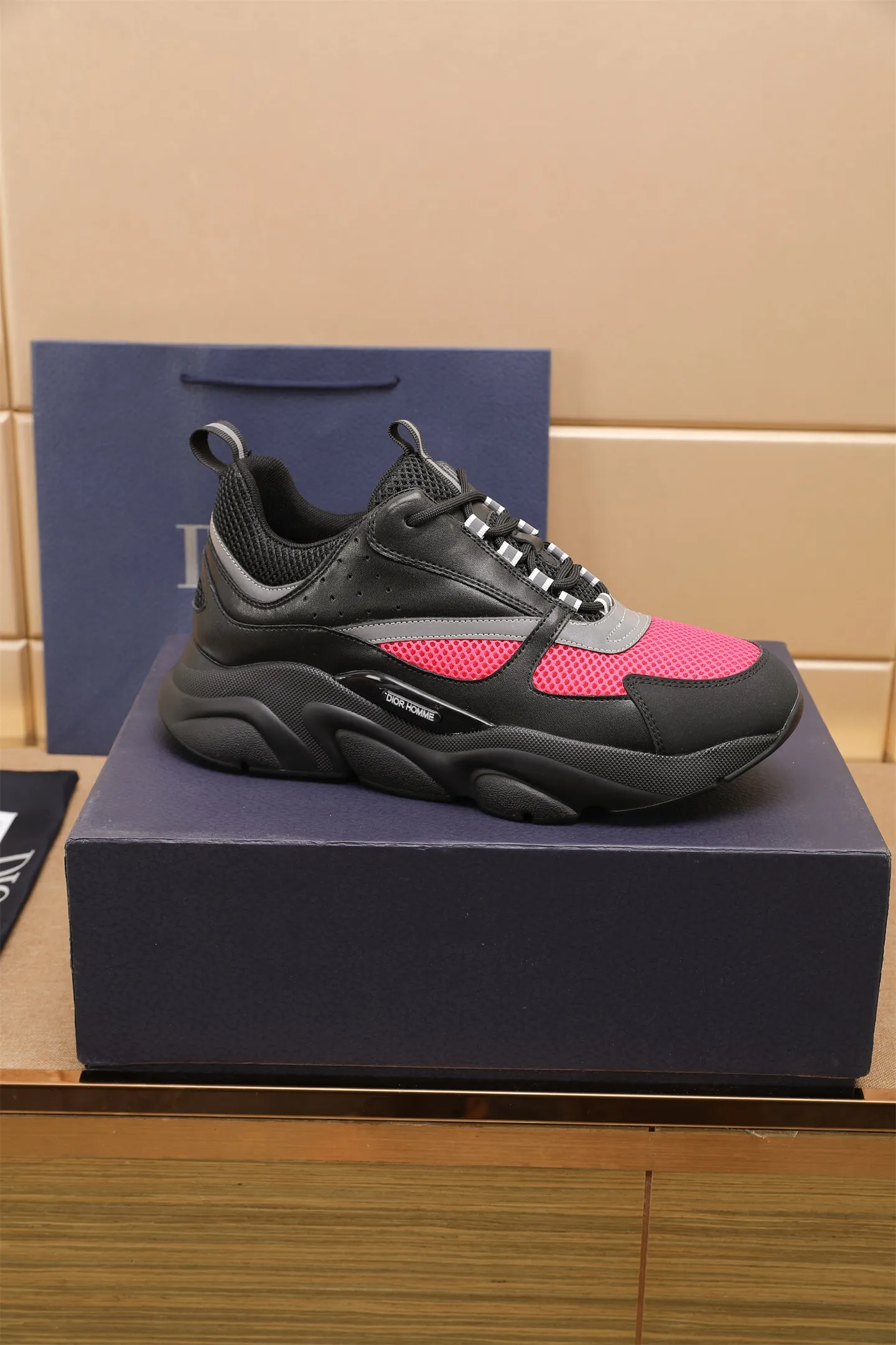 Factory price: 460💰Dior’s top version of D’s b22 men’s sports shoes. Inspired by retro running styles, the chunky low-top silhouette features gray calf leather and blue and white mesh fabric uppers, atop a black, white and blue engraved rubber sole. Nylon ribbon accents the blue mesh tongue and heel counter, and a "dio~" logo appears on the side. Pair it with a suit for a striking contrast and add a sportswear-chic edge to your look. The thick sole can be about 4cm~ Size: 38-45, [46, 47 customized]